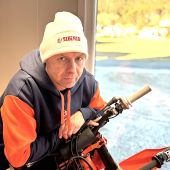 Hanson Schurf erreicht mit seiner KTM 450 SMR sowohl die Pole-Position als auch zwei deutliche Start‑Zielsiege – die Qualifikation gewann er mit 1,2 Sekunden Vorsprung, was bereits den Grundstein für seinen Tagessieg legte.